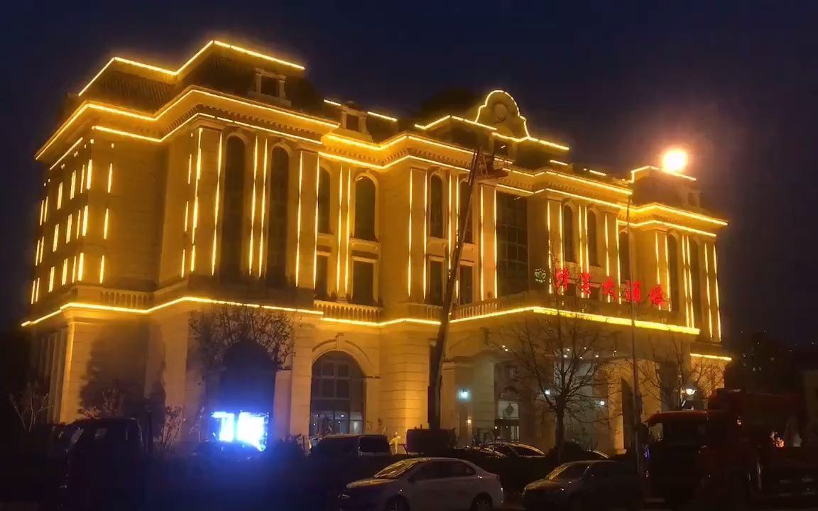 樓體亮化新美學 金黃光麥爵士與Madrix幻彩像素燈條燈帶的智能融合